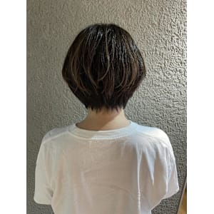 細めハイライトで立体感をプラス【ショートボブ】