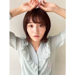肩上くびれ外はねボブ