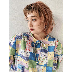 ショートバングのミディアムウルフ