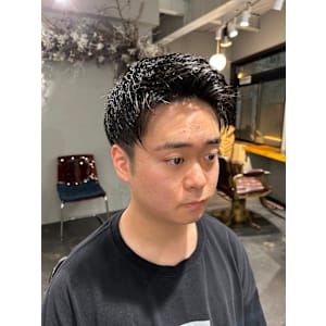 素顔の魅力を引き立たせるアップバングスタイル