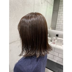 肩下切りっぱなしボブ