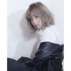 ホワイトベージュ　ウェットヘア　レイヤーカット