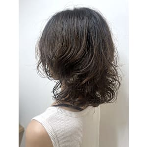 顔周りレイヤー　ミディアムボブ　ニュアンスパーマ