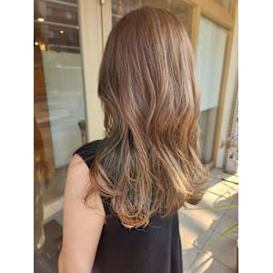 ベージュ　ハイライト　ハイトーン