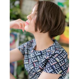 前下がりボブ小顔くせ毛風大人センターパート　グレージュカラー