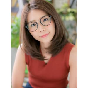 センターパートヘルシースタイル小顔セミディ　グレーベージュ