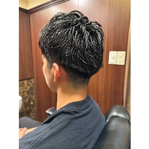 刈り上げアップバングショート