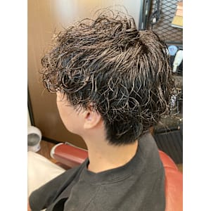 大人男子の波巻きパーマスタイル