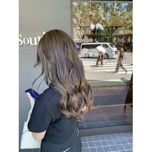 オリーブベージュ