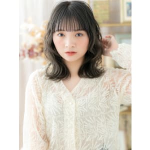 大人かわいい暗髪ミディアムレイヤーウルフ　アッシュブラック