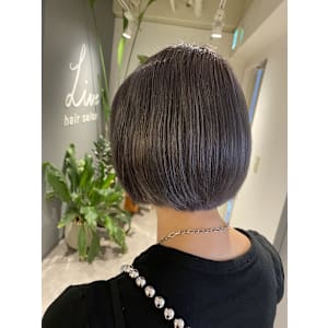 ホワイトグレージュの艶ボブ　［久米川美容室］