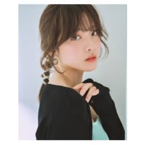 タイトポニーテールヘアアレンジセミロングヘア