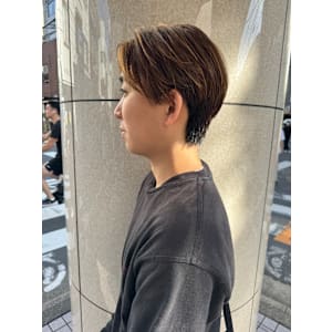 あなたの似合うがわかる！メンズセンターパート×ハイライト