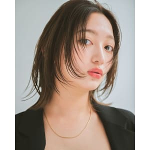 顔まわりレイヤーぱつっとストレートボブ