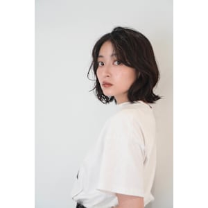 大人かわいいくびれミディ