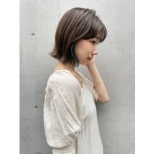 赤みを抑えてトーンダウン。暗すぎずナチュラルな仕上がりに。