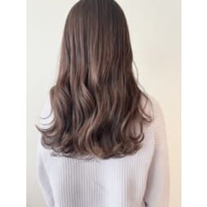 コーラルピンクでツヤ感アップ