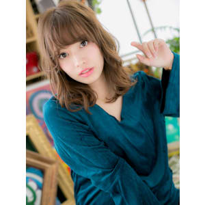 ハイライトカラー小顔外国人風くびれミディ　アッシュオリーブ