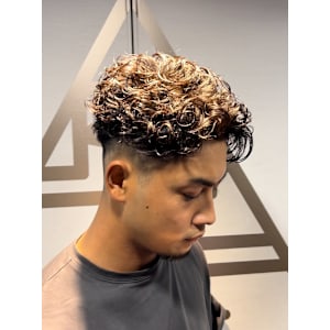 外国人風ツーブロックフェードオールバックパーマ