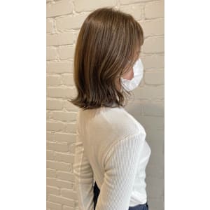 オリーブベージュ