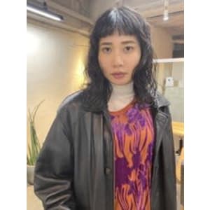 ショートバングのセミロングウェーブパーマ