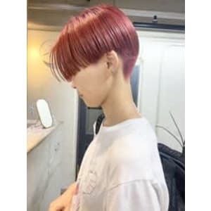 ハイトーンレッドの刈り上げショート