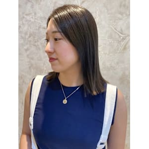 オリーブグレージュ　暗髪ヘア　外ハネレイヤーミディアム