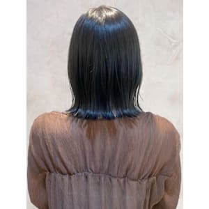 アッシュグレー　ダークトーン　外ハネミディアム　暗髪