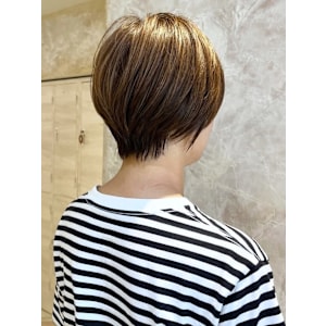 大人マッシュショート　ハンサムショート　ベージュカラー