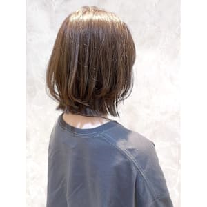 切りっぱなしくびれボブ　レイヤー　アッシュベージュ　外ハネ