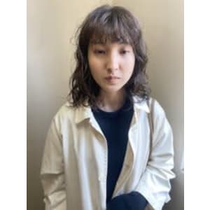 大きめのウェーブのパーマスタイル