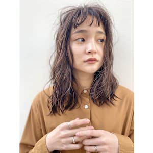 クセ風ウェーブのミディアムボブ