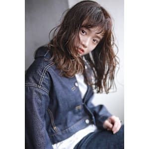 ショートバングと立体感のある無造作ウェーブ