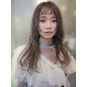 透明感ベージュ×顔周りレイヤー