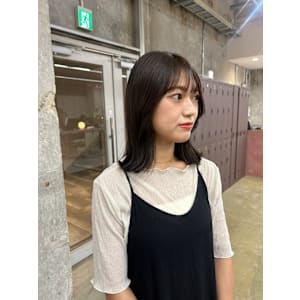 ミディアムヘア×オリーブカラー