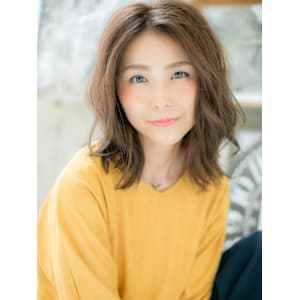 大人かわいい小顔センターパート波巻きミディ　アッシュオリーブ