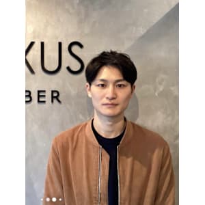 ナチュラルな質感で整う韓国風センターパート<理容室>