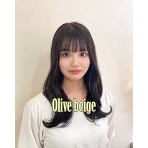 『オリーブベージュカラー』肌の色に馴染みやすいカラー