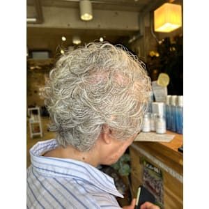 グレーヘアのカールスタイル