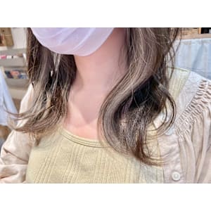 ベージュ系のナチュラルイヤリングカラー