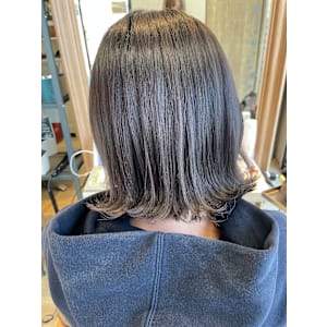 ぱつっとボブ×透明感カラー