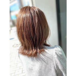 切りっぱなしボブに軽やかな顔周りレイヤー