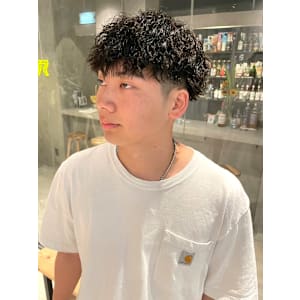 ツイストスパイラルパーマ　刈り上げ　ツーブロック　束感　黒髪