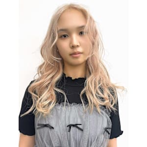 ミルクティーベージュ　巻き髪ロングヘア　前髪なし　ブリーチ