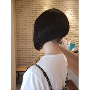 ツーブロック　前下がりボブ　個性的