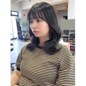 顔周りレイヤー　アッシュブラック　暗髪カラー　透明感カラー