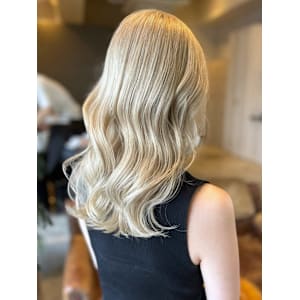 ホワイトベージュ　外国人風カラー　ケアブリーチ　セミロング