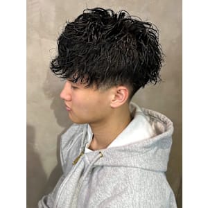 波巻きパーマ　ツーブロックマッシュ　刈り上げ　束感仕上げ