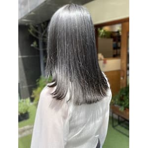 アッシュグレーカラー　ストレート　外ハネ　髪質改善　艶カラー
