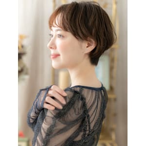 個性的シースルーぱっつん前髪フェミニンボブ　アースカラー